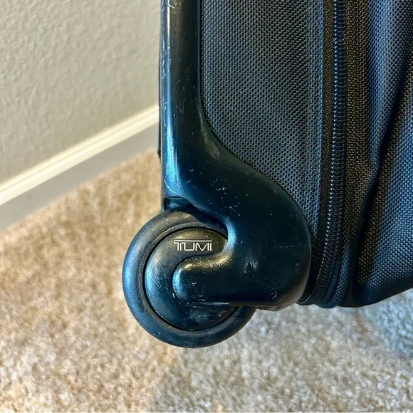 Tumi wheeled deluxe brief, Model 26104D4. - Picture 7 of 14